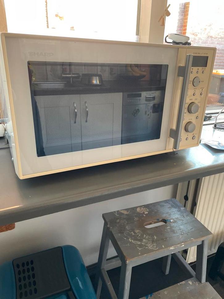 Sharp combimagnetron met grill en oven, Witgoed en Apparatuur, Magnetrons, Gebruikt, Vrijstaand, Combimagnetron, 45 tot 60 cm