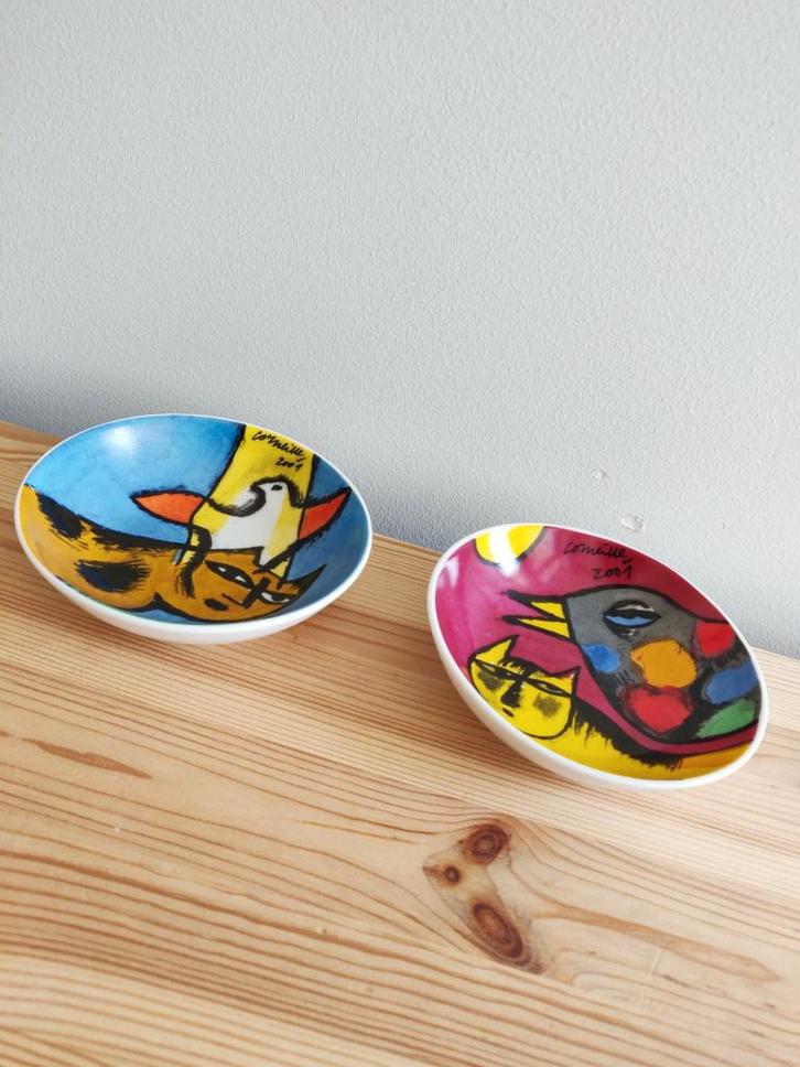 Set van 2 kunst schaaltjes Corneille roze / paars en blauw, Antiek en Kunst, Kunst | Overige Kunst, Ophalen of Verzenden