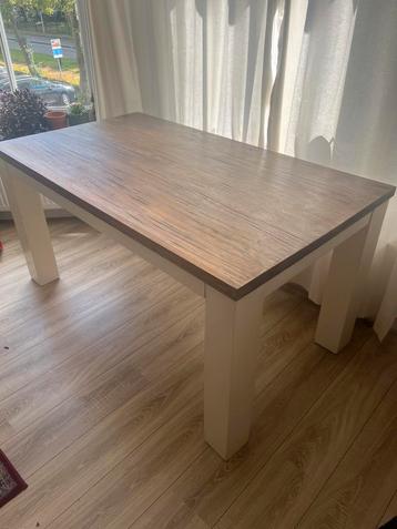 Houten eettafel beschikbaar voor biedingen