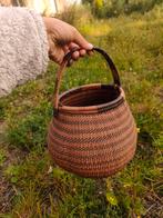 Handgemaakte rieten mand met handvat, Huis en Inrichting, Woonaccessoires | Schalen en Manden, Ophalen, Gebruikt, Rond, Riet