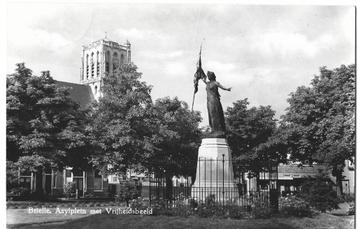 Brielle, Asylplein met Vrijheidsbeeld. Opruimingskaart beschikbaar voor biedingen