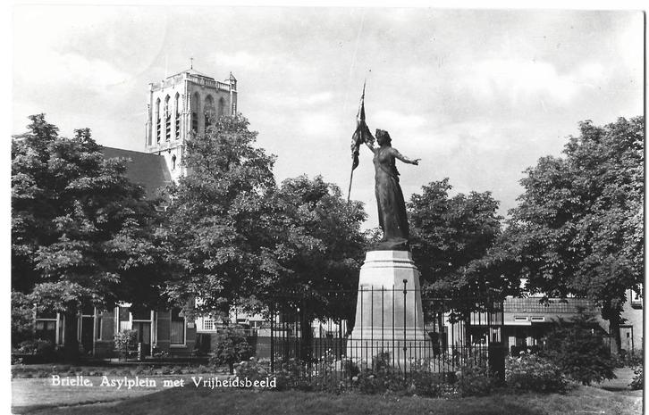 Brielle, Asylplein met Vrijheidsbeeld. Opruimingskaart, Verzamelen, Ansichtkaarten | Nederland, Gelopen, Zuid-Holland, 1960 tot 1980