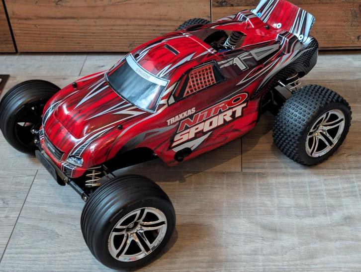 Traxxas nitro sport extra Ghz afstandbediening 🔥, Hobby en Vrije tijd, Modelbouw | Radiografisch | Auto's, Zo goed als nieuw