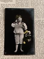 1908 Jongetje op blote voetjes met bloemen (XX), Verzamelen, Ansichtkaarten | Themakaarten, Ophalen of Verzenden, Voor 1920, Gelopen