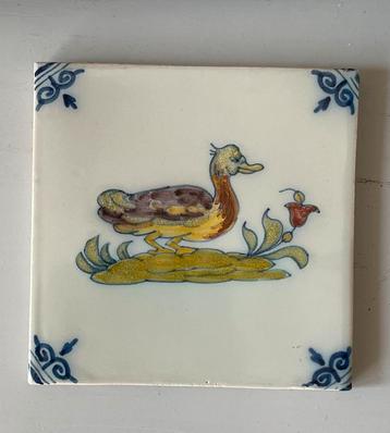 Antieke siertegel, gekleurde eend. beschikbaar voor biedingen