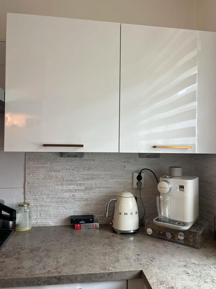 Hoogglans Witte Hoekkeuken met Apparatuur bar goud keuken, Huis en Inrichting, Keuken | Complete keukens, Zo goed als nieuw, Hoekkeuken