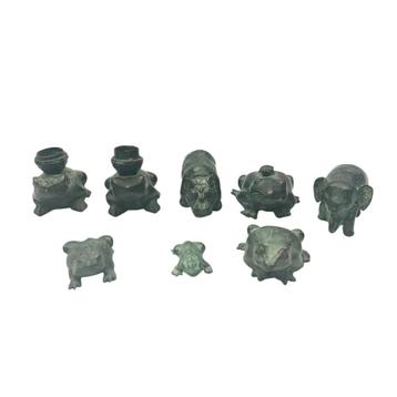 Een lot van acht gepatineerde bronzen sculpturen van dieren. beschikbaar voor biedingen