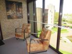 Twee mooie industriële fauteuils van leer in cognackleur., Antiek en Kunst, Antiek | Meubels | Stoelen en Banken, Ophalen