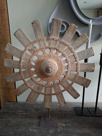 Houten spinnenwiel beschikbaar voor biedingen