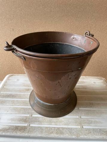 Antieke Koperen Emmer beschikbaar voor biedingen