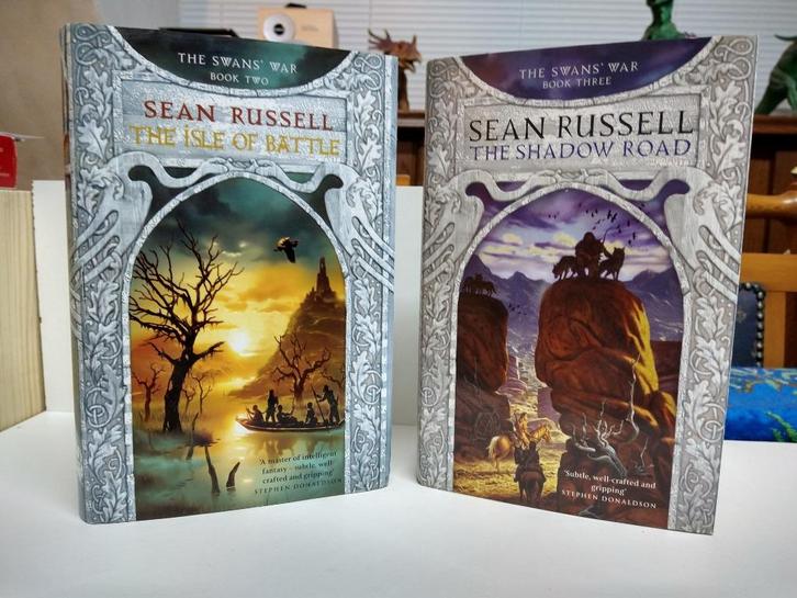 Sean Russell - THE SWANS WAR Book 2/3 (2x english Hardcover), Boeken, Fantasy, Zo goed als nieuw, Verzenden