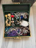 Lot diverse oude juwelen sieraden + doos, Overige materialen, Gebruikt, Overige kleuren, Verzenden