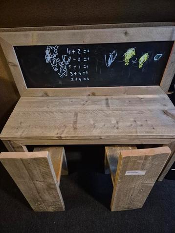 Kinder bureau/ speeltafel  van stijgerhout  beschikbaar voor biedingen