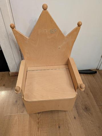 houten "troon " verjaardags stoel met opbergvak beschikbaar voor biedingen