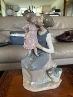 Llandro Figurine Pampering Mother, Antiek en Kunst, Antiek | Porselein, Ophalen of Verzenden