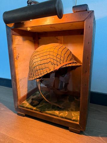 Repro helm in display ww2 wo2 band of brothers kist airborne beschikbaar voor biedingen