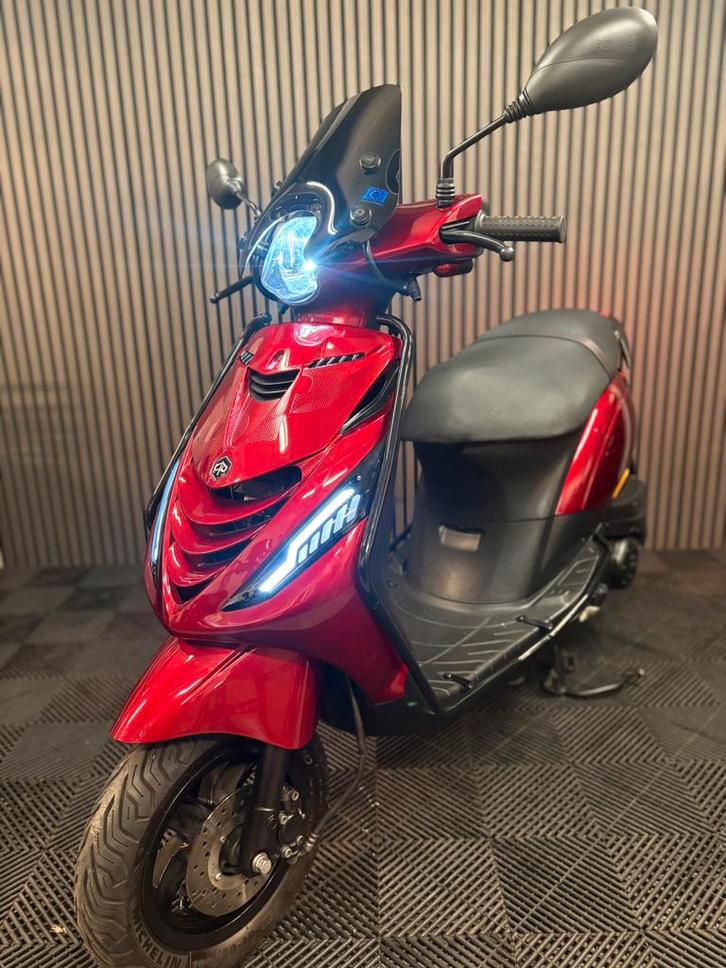 PIAGGIO ZIP 4T 3V BROM 2021 FULL OPTION CANDY RED, Fietsen en Brommers, Scooters | Piaggio, Zo goed als nieuw, Zip, Maximaal 45 km/u