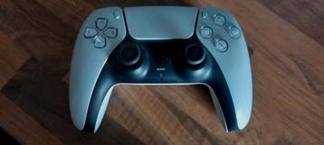 2 Sony playstation 5 controllers + oplader beschikbaar voor biedingen