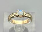 Gouden Vintage ring met edelsteen opaal en diamant. 2025/527