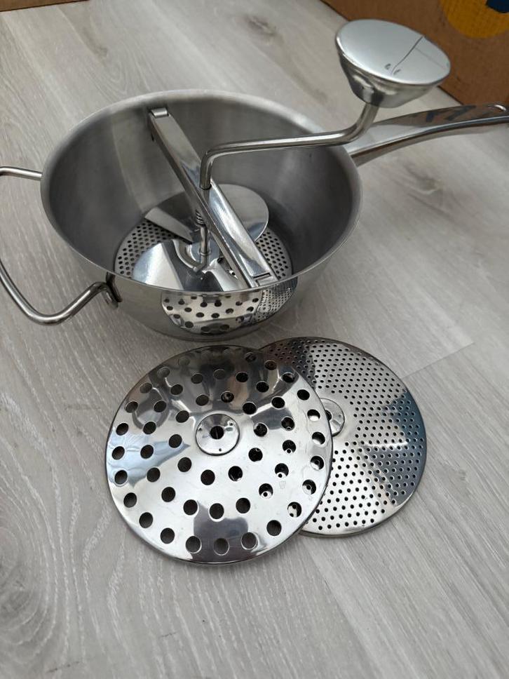 Passeerzeef - stevig exemplaar - incl. 2x extra zeef, Huis en Inrichting, Keuken | Keukenbenodigdheden, Gebruikt, Ophalen of Verzenden