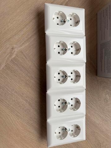 Jung stopcontact beschikbaar voor biedingen