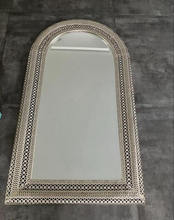 Te koop spiegel beschikbaar voor biedingen