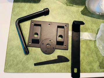 Diverse zwarte deur- en raambeslag onderdelen beschikbaar voor biedingen