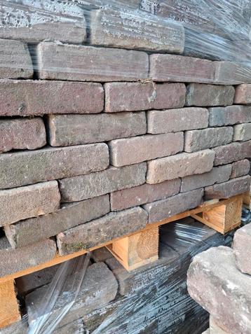 Oude gebakken waaltjes op pallets ! 30m2 beschikbaar voor biedingen