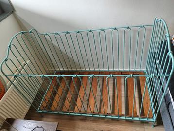 Vintage babybedje in topstaat – charmant en uniek beschikbaar voor biedingen