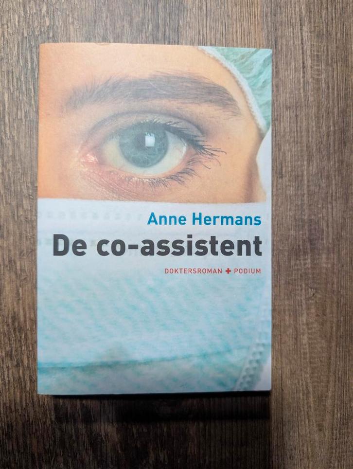 De Co-assistent - Anne Hermans, Boeken, Romans, Gelezen, Nederland, Ophalen of Verzenden