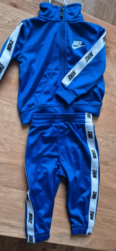 Nike unisex trainingspakje zgn 74/80/86 (6tot12maand), Kinderen en Baby's, Babykleding | Maat 74, Zo goed als nieuw, Jongetje of Meisje