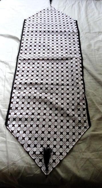 Wit zwart en bruin Sekar Maheswari tafellopertje 35 x 110 cm beschikbaar voor biedingen
