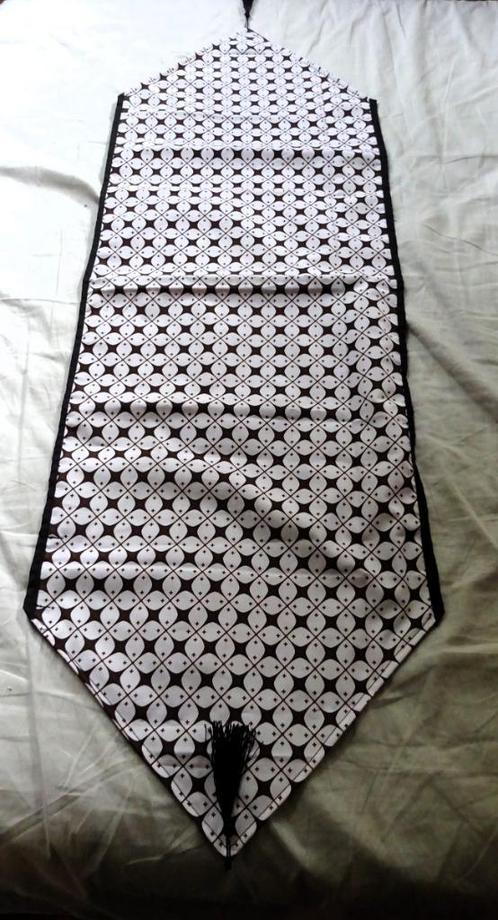 Wit zwart en bruin Sekar Maheswari tafellopertje 35 x 110 cm, Huis en Inrichting, Tafelkleden, Zo goed als nieuw, Rechthoek, Binnen