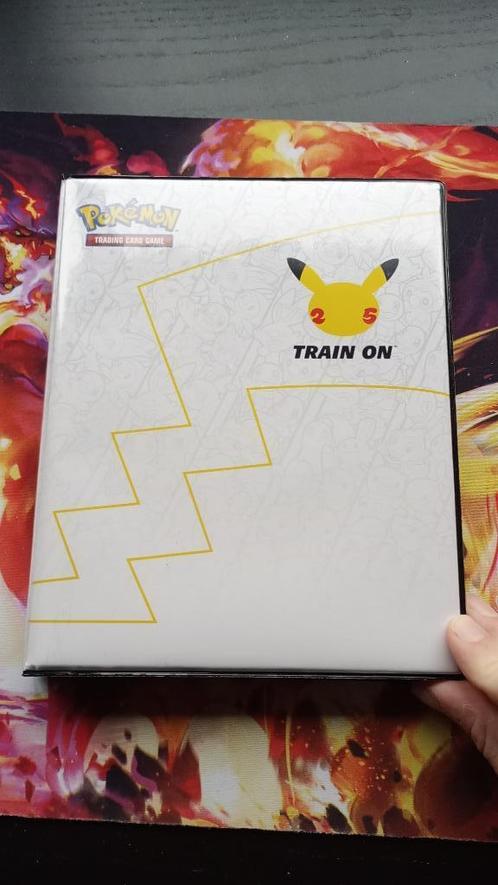 Complete pokemon 25th jumbo starter set - incl binder, Hobby en Vrije tijd, Verzamelkaartspellen | Pokémon, Nieuw, Meerdere kaarten