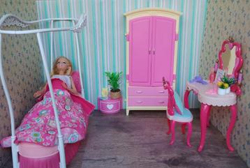BA77 Barbie in de slaapkamer met 1 Barbie en kleding beschikbaar voor biedingen