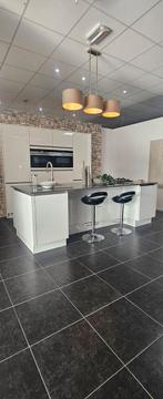 Luxe Keuken met Eiland - Showroommodel, Ophalen, Wit, Zo goed als nieuw, Composiet