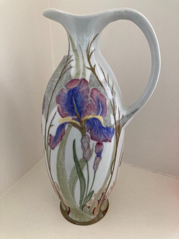 Antieke kan met blauwe iris - Ram Colenbrander Arnhem, Antiek en Kunst, Antiek | Keramiek en Aardewerk, Ophalen of Verzenden