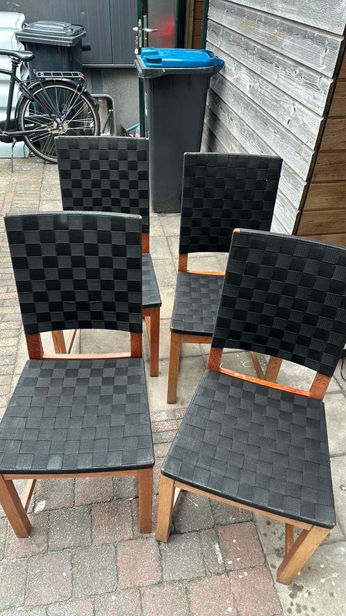 Set van 4 stevige eetkamerstoelen – zwart met houten frame, Tuin en Terras, Tuinstoelen, Gebruikt, Hout, Stapelbaar, Ophalen
