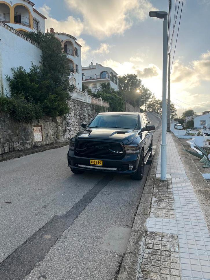 Dodge RAM Dodge RAM 2016 Zwart, Auto's, Bestelauto's, Particulier, 4x4, ABS, Achteruitrijcamera, Airbags, Airconditioning, Bluetooth