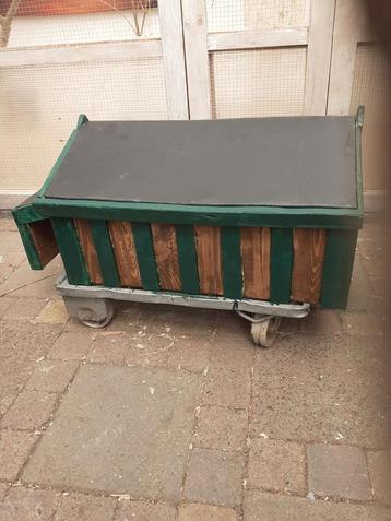 2 mooie hand gemaakte egel huisjes beschikbaar voor biedingen