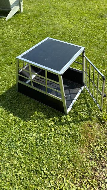 Cadoca honden transportbox hondenbench M aluminium 70x54x51 beschikbaar voor biedingen