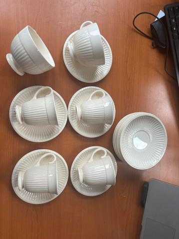 Wedgwood servies, gebaksboordjes, kopjes en schotels beschikbaar voor biedingen