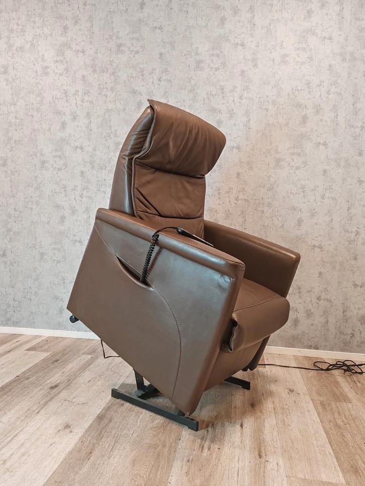 De Toekomst leren sta op stoel relax fauteuil met garantie, Huis en Inrichting, Fauteuils, Zo goed als nieuw, Leer, 50 tot 75 cm