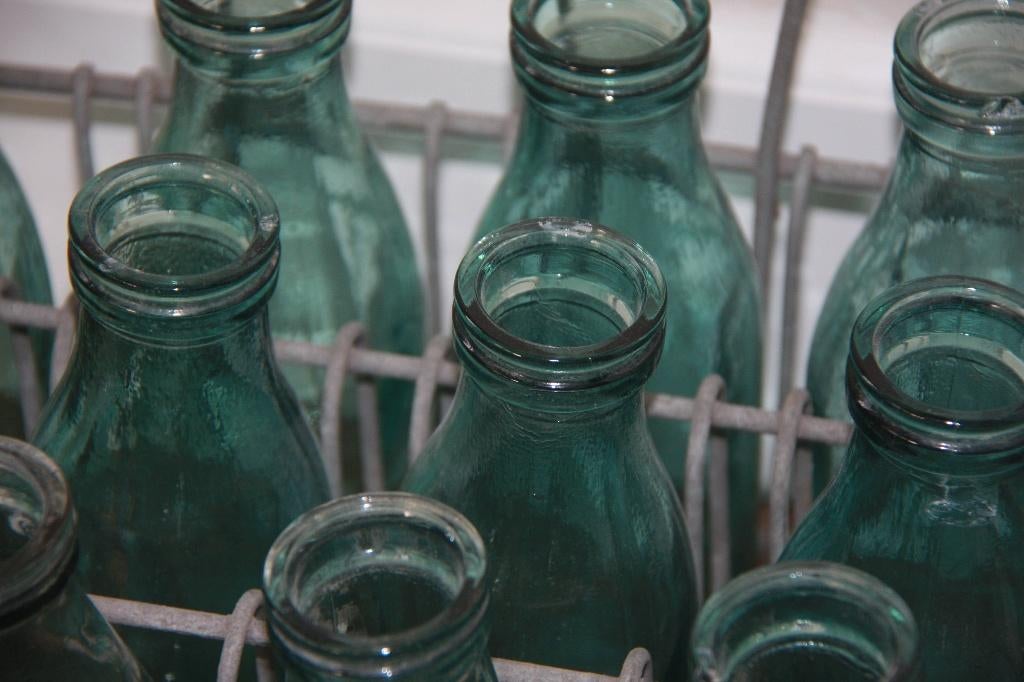 Krat met glazen flesjes, Ophalen