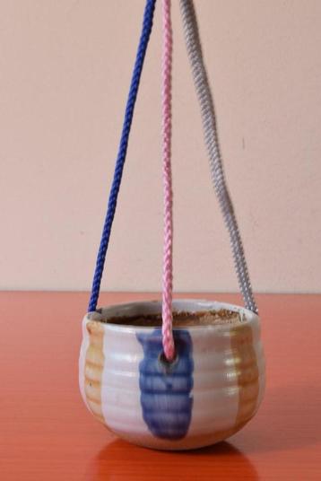 Kleine retro vintage jaren 70 hang bloempot / plantenhanger beschikbaar voor biedingen