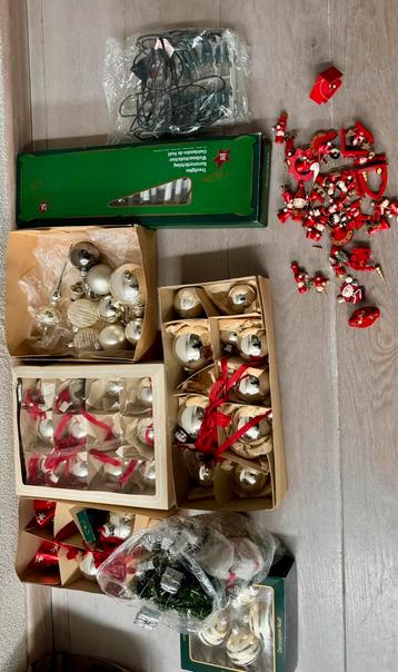 Volle doos met vintage Kerstversiering beschikbaar voor biedingen