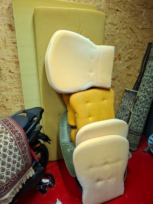 2x matras foam en diverse kussens Gratis afhalen. Zie omschr, Huis en Inrichting, Slaapkamer | Matrassen en Bedbodems, Zo goed als nieuw