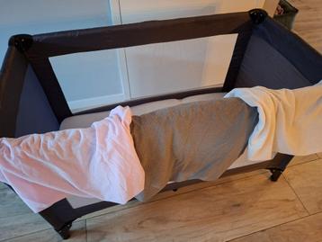 Prénatal campingbedje met matras en 3 aerosleep hoeslakens beschikbaar voor biedingen