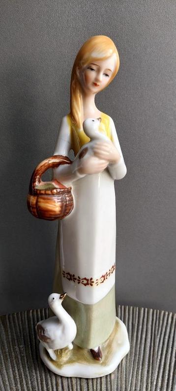 Vintage Beeld meisje met gans Vaga International 20 cm beschikbaar voor biedingen