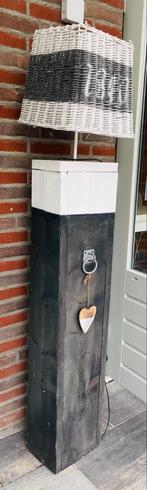 Steigerhouten Lamp Grijs/Wit met Rieten Kap, Huis en Inrichting, Lampen | Vloerlampen, Ophalen, Gebruikt, Hout, 100 tot 150 cm